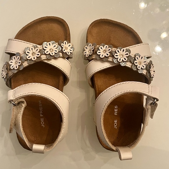 Joe Fresh white and silver floral accent toddler sandals -Size 6 - Picture 2 of 4